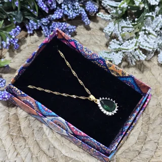 گردنبند زنانه سنگ زمرد طرح اشک دور نگین با زنجیر طنابی ۶۰ سانتی همراه جعبه