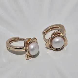 گوشواره زنانه ژوپینگ طرح گل طلایی با مروارید
